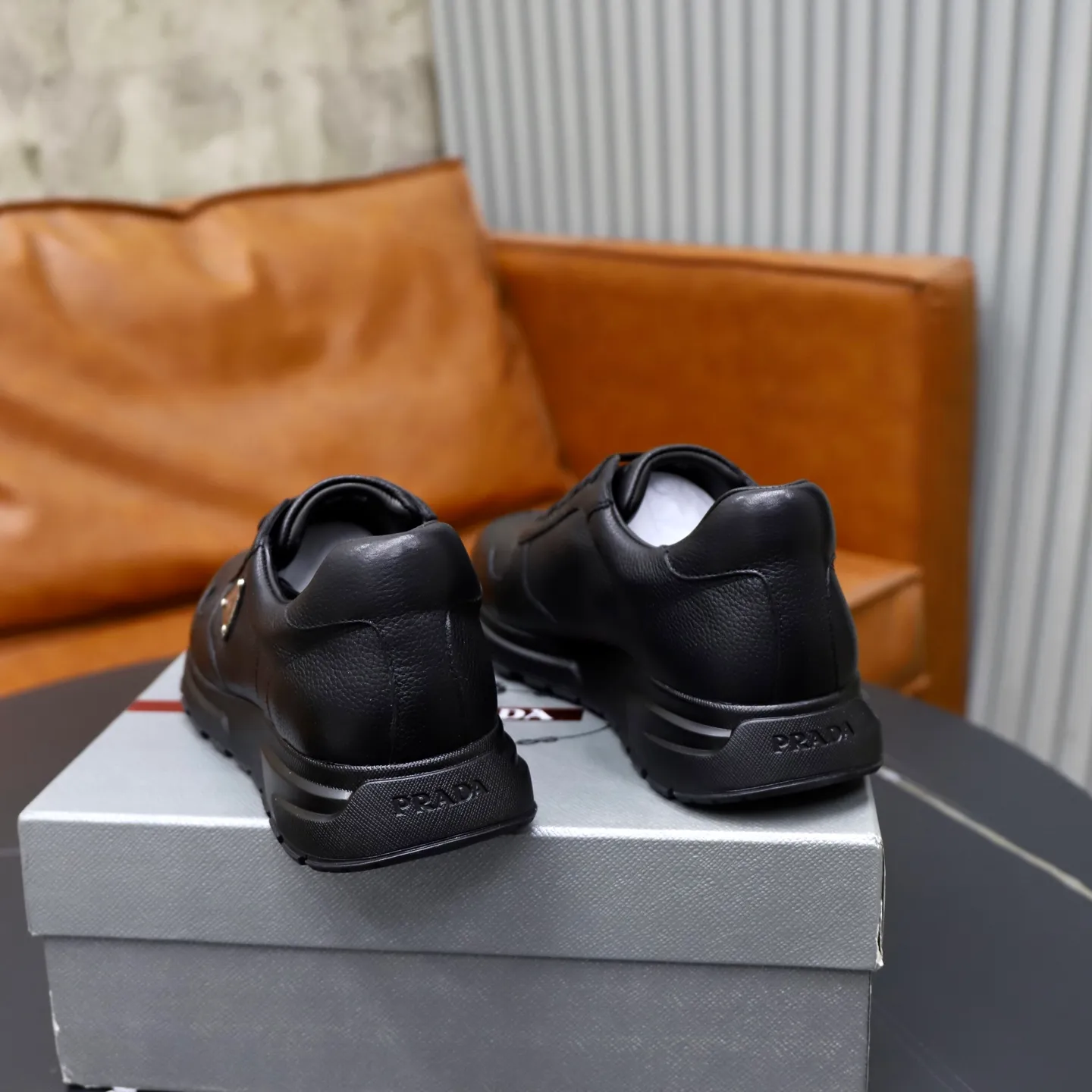 Factory price: 600💰Cow leather lining Brand: PRADA (Prada) Standard code: Men's size 38/44 (45 can be customized) Grade: Same as the official website Material: Original cowhide splicing imported cowhide lining Original combination two-color wear-resistant soft outsole Style category: Leisure and sports version Young fashion European and American trend British style Color: Real picture color